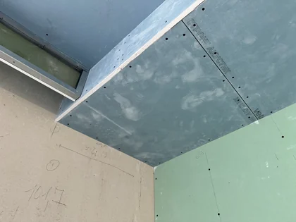 Закарнизная ниша вдоль оконной стены